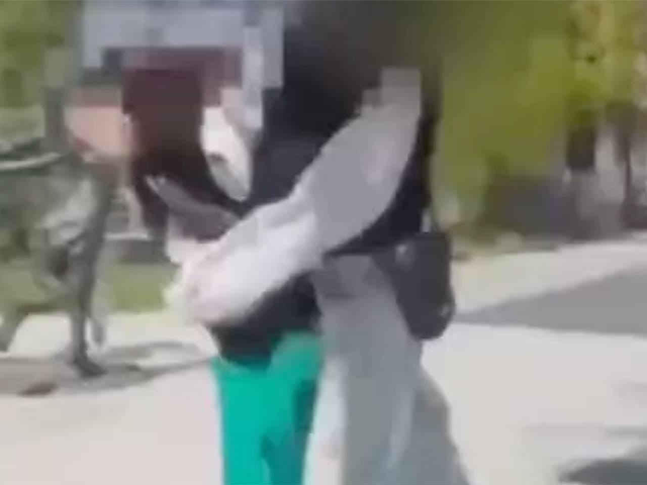 Российская школьница ударила младшеклассницу после ссоры в мессенджере и попала на видео