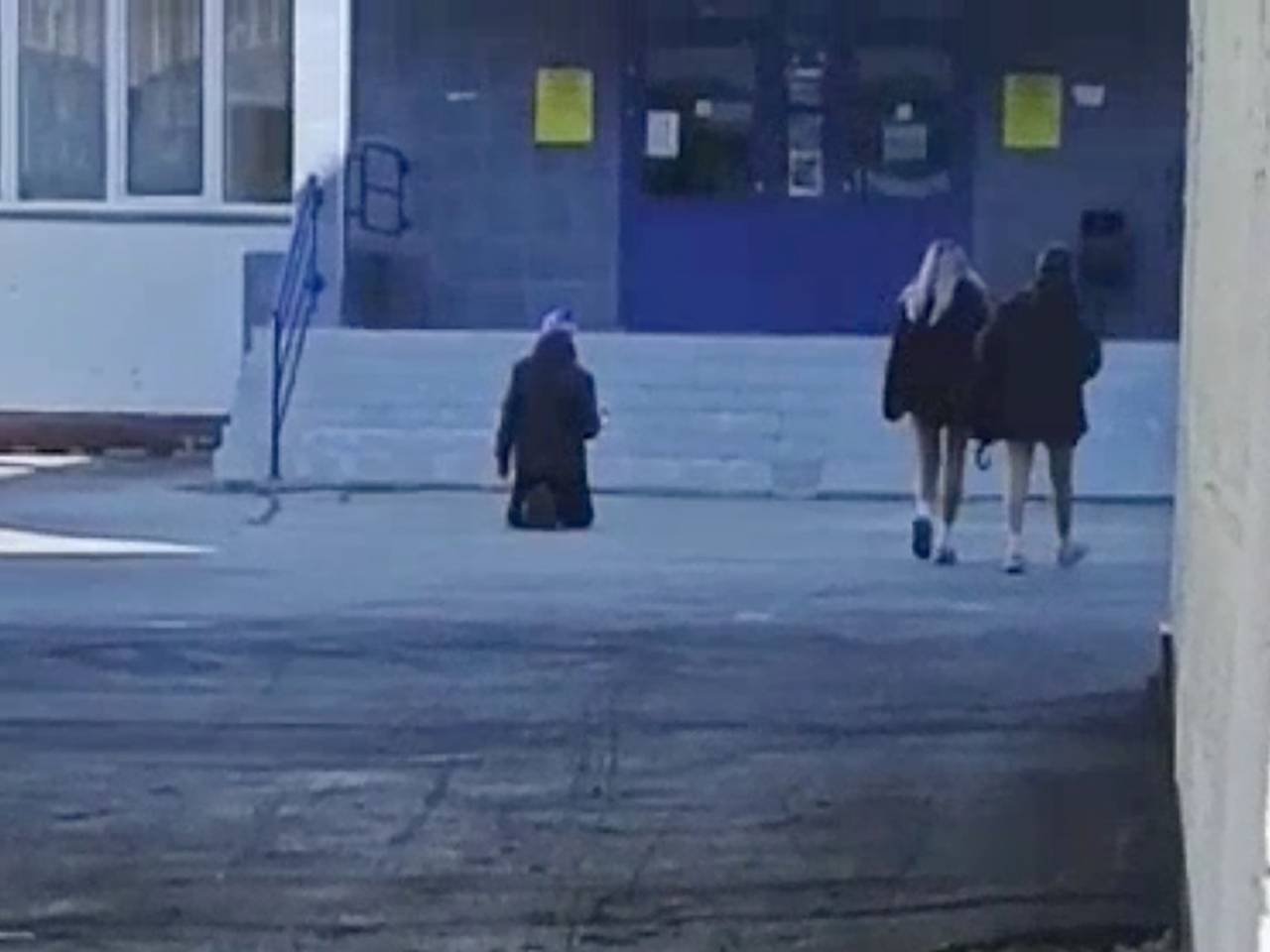 Россиянин встал на колени с фото на пороге школы и напугал детей и родителей