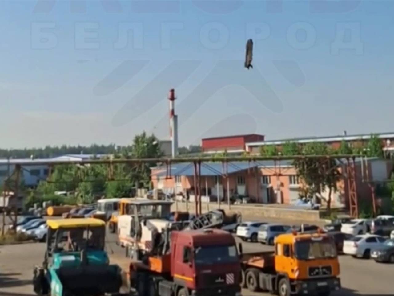 «Дождь» из обломков сбитого в небе над российским городом беспилотника сняли на видео