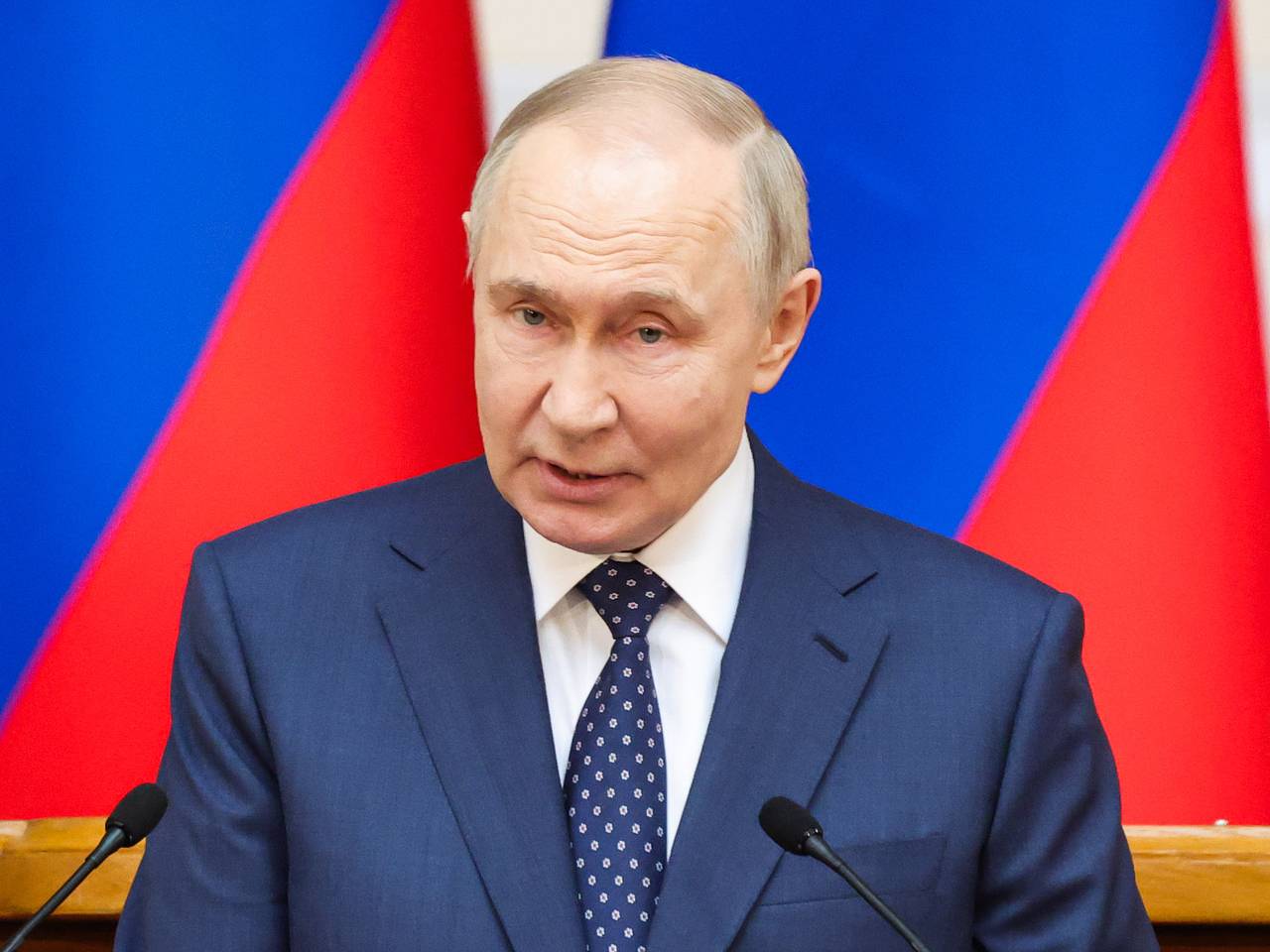 Путин призвал искать эффективные пути движения к миру