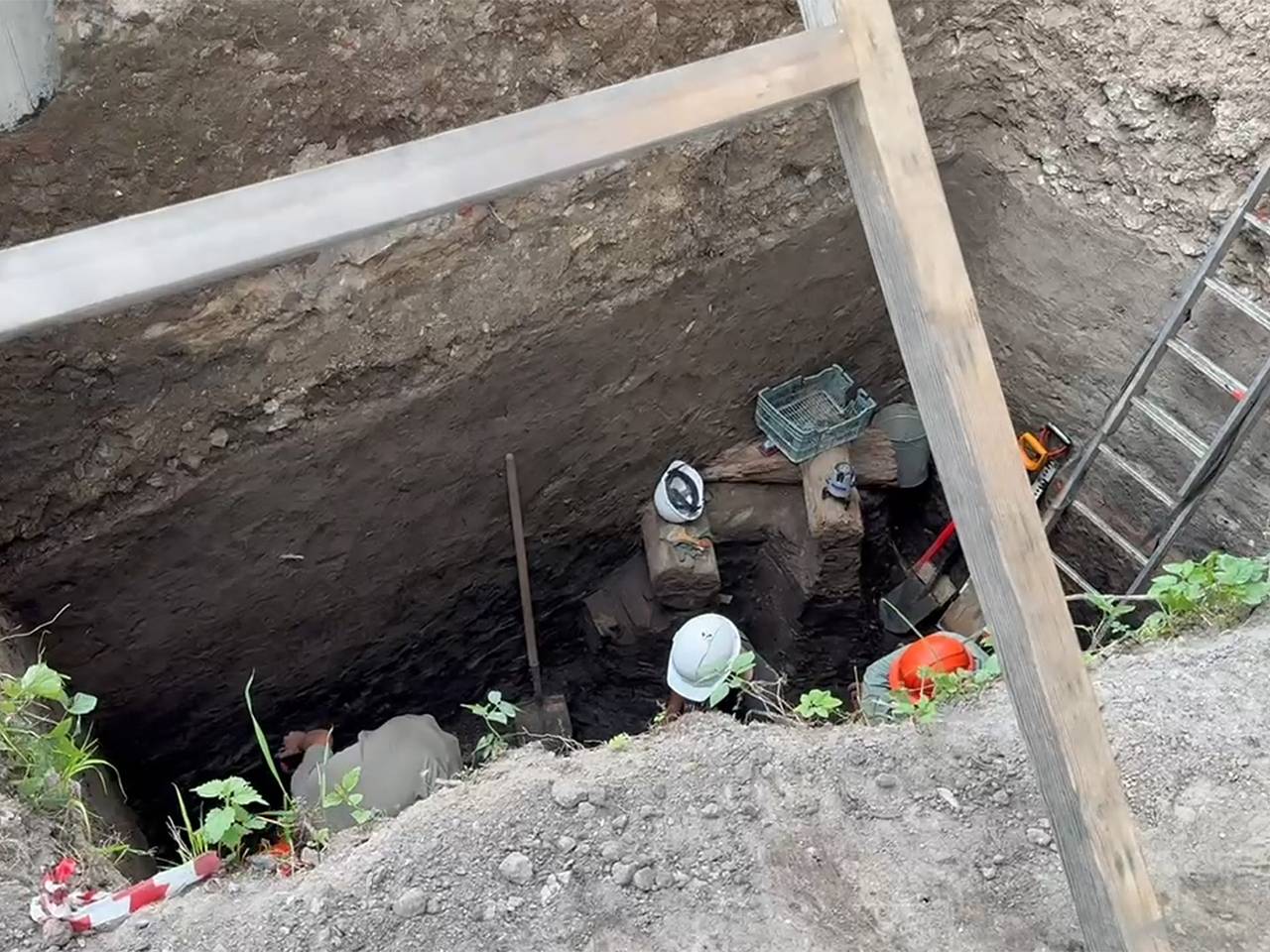 Во время раскопок в российском городе нашли фрагмент древней стены