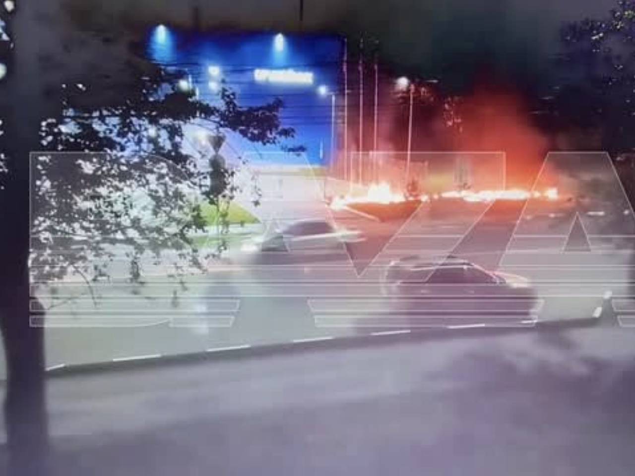 Пожар после десяти волн атак беспилотников в Тульской области сняли на видео