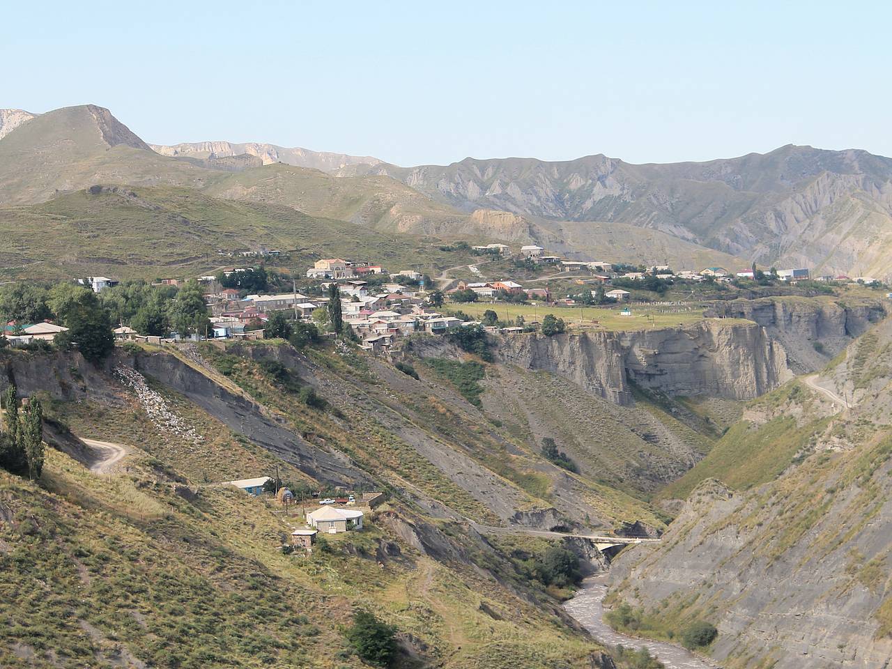 Разрушенный участок крепости в Кумухе, Дагестан