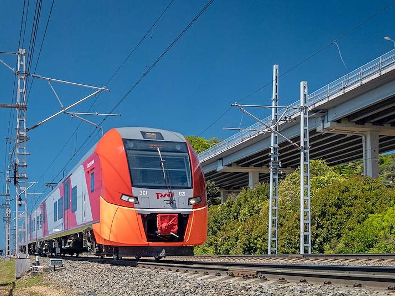 На крыше поезда в Москве нашли оказавшуюся мертвым подростком черную массу