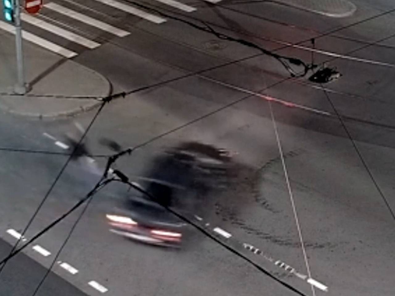 24-летний россиянин снес переходившего на зеленый пешехода и попал на видео