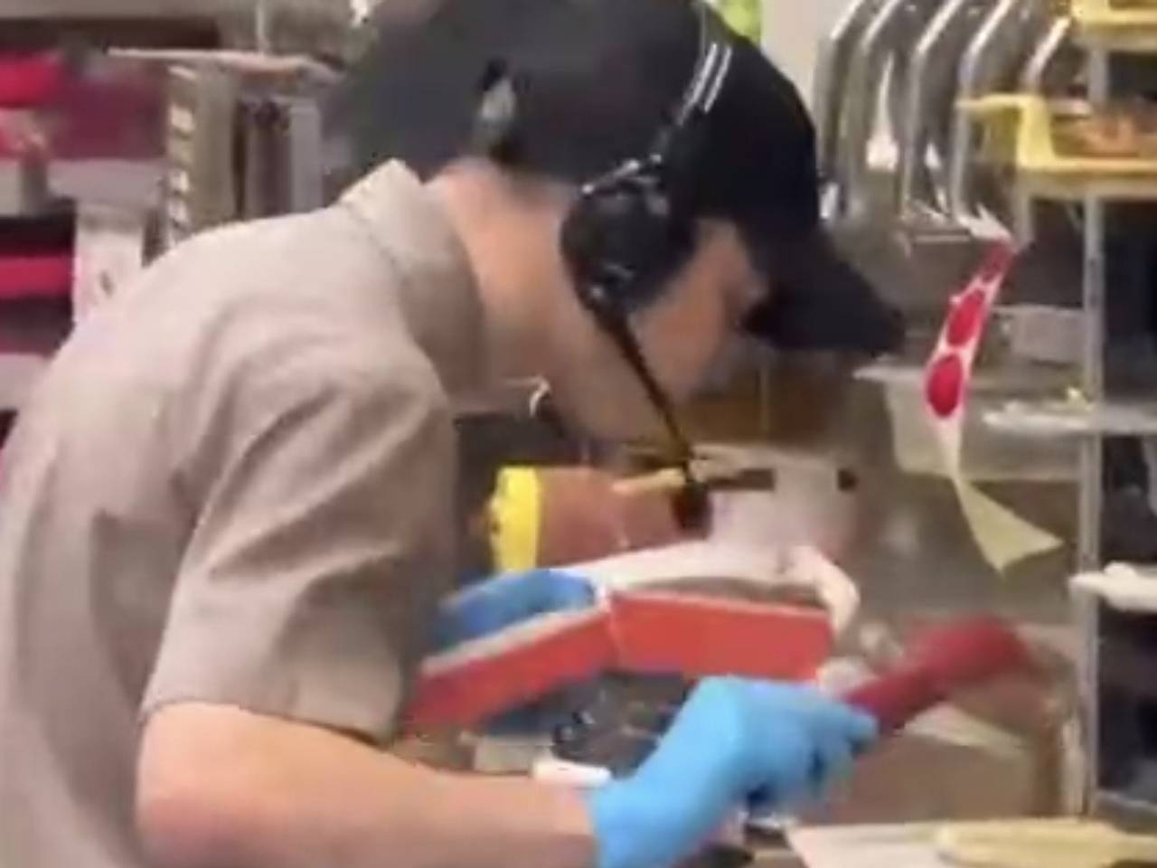 Плюнувший в бургер клиента работник «Вкусно — и точка» заявил о страхе и угрозах расправы Плюнувший в бургер клиента работник «Вкусно — и точка» заявил о страхе и угрозах расправы