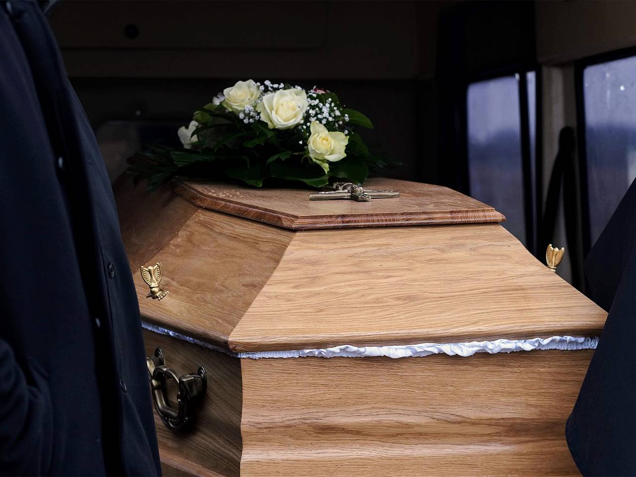 Матери погибшей на заборе возле бара 18-летней россиянки стало плохо на похоронах