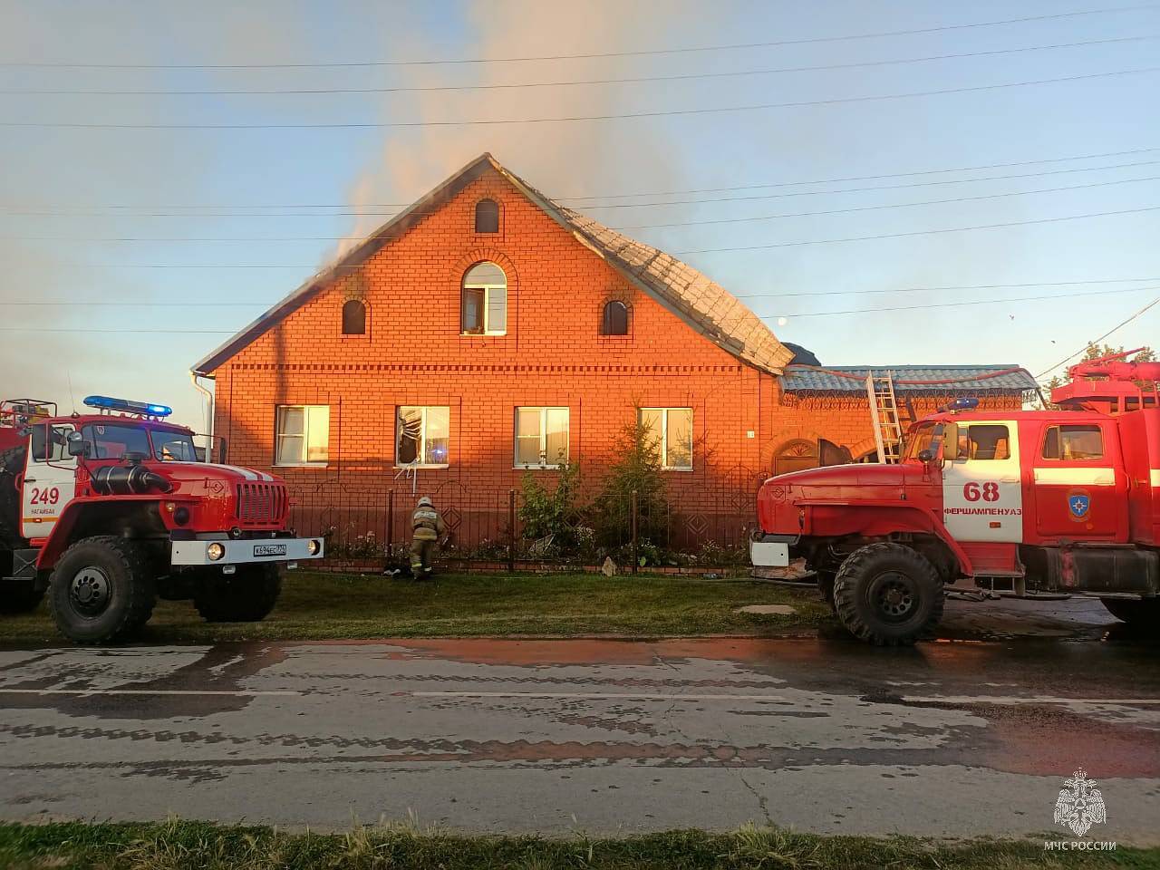 В российском регионе очевидец пытался помочь людям в загоревшемся доме и погиб