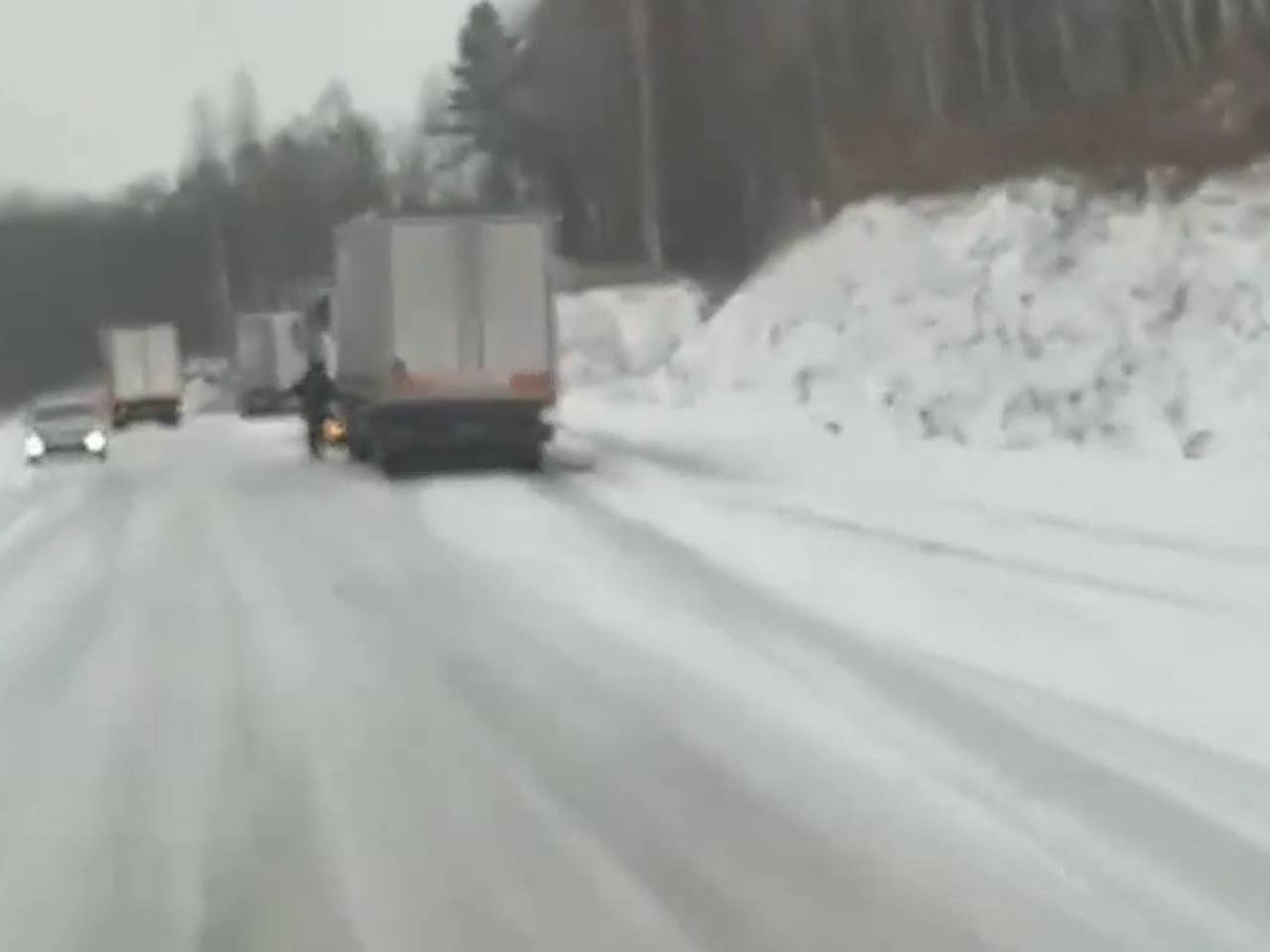 Снегопад и гололед в Башкирии сегодня: ситуация на трассе Уфа-Инзер, пробки, видео