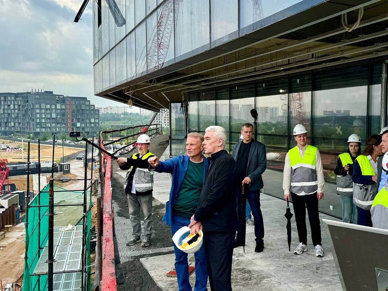Греф и Собянин проверили ход строительства «Школы 21» в СберСити