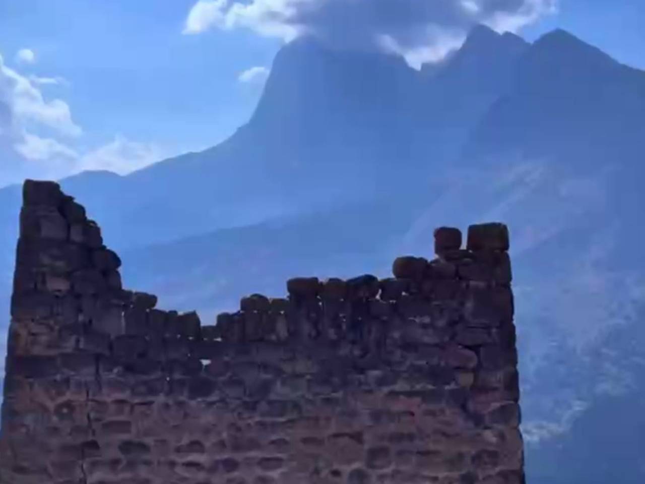 В горах российского региона обнаружили загадочные сооружения