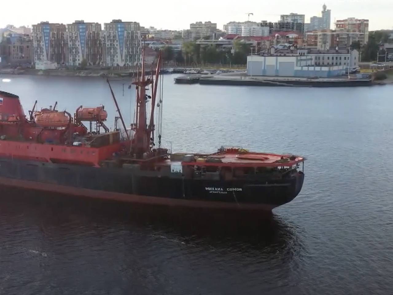 Судно «Михаил Сомов» доставило материалы для реставрации маяка на острове Белом в ЯНАО