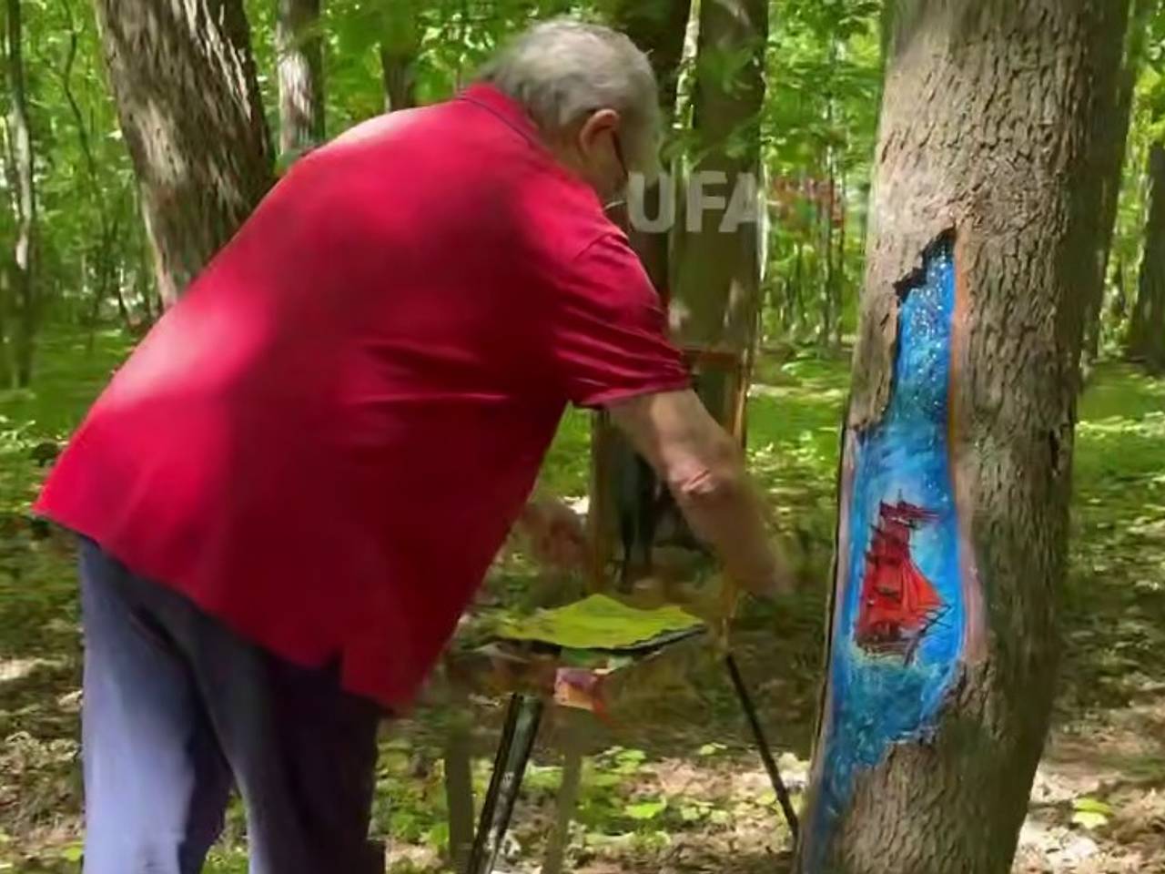В России художник нарисовал картину на дереве и привлек внимание очевидцев