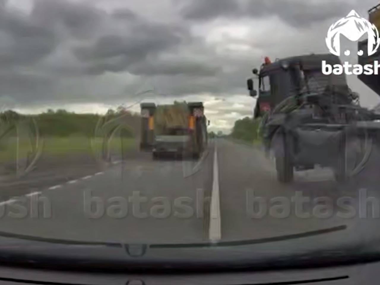 Момент ДТП с фурой с трофейной техникой НАТО в российском регионе попал на видео