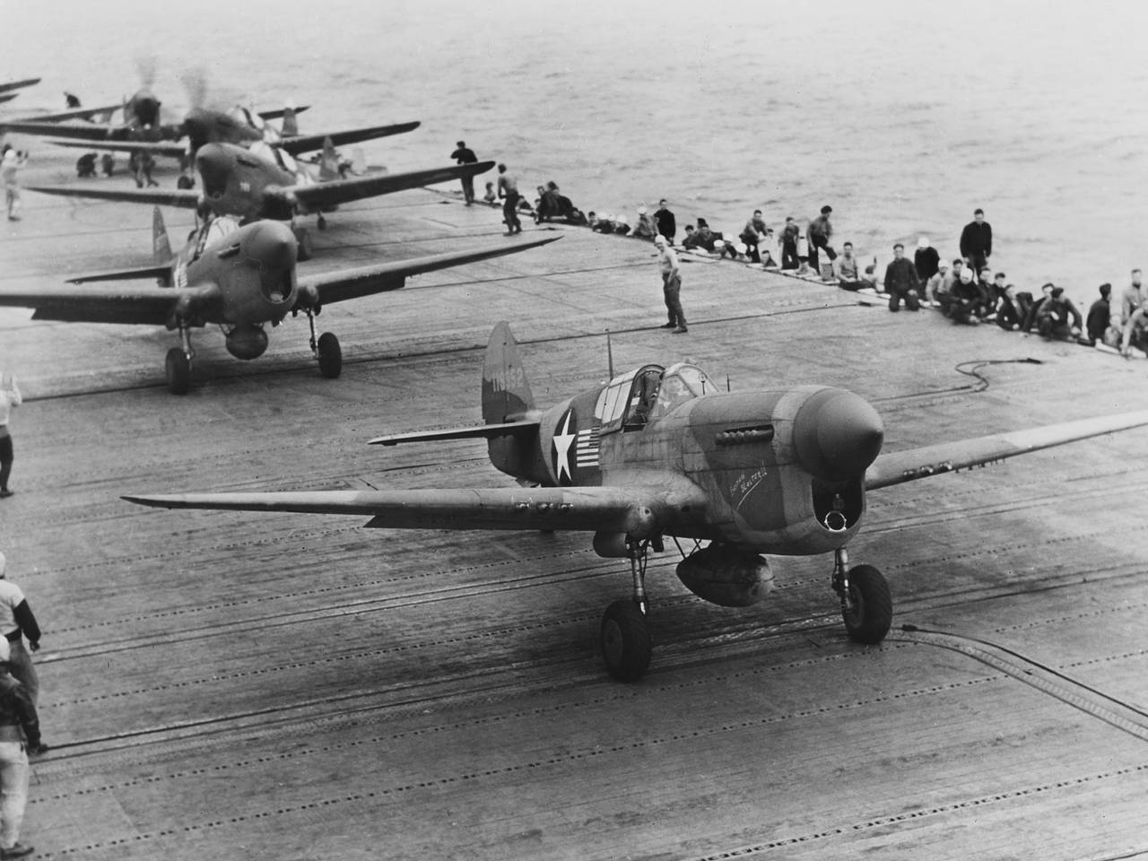 Американский истребитель достали из болота под Новгородом Американский истребитель достали из болота под Новгородом