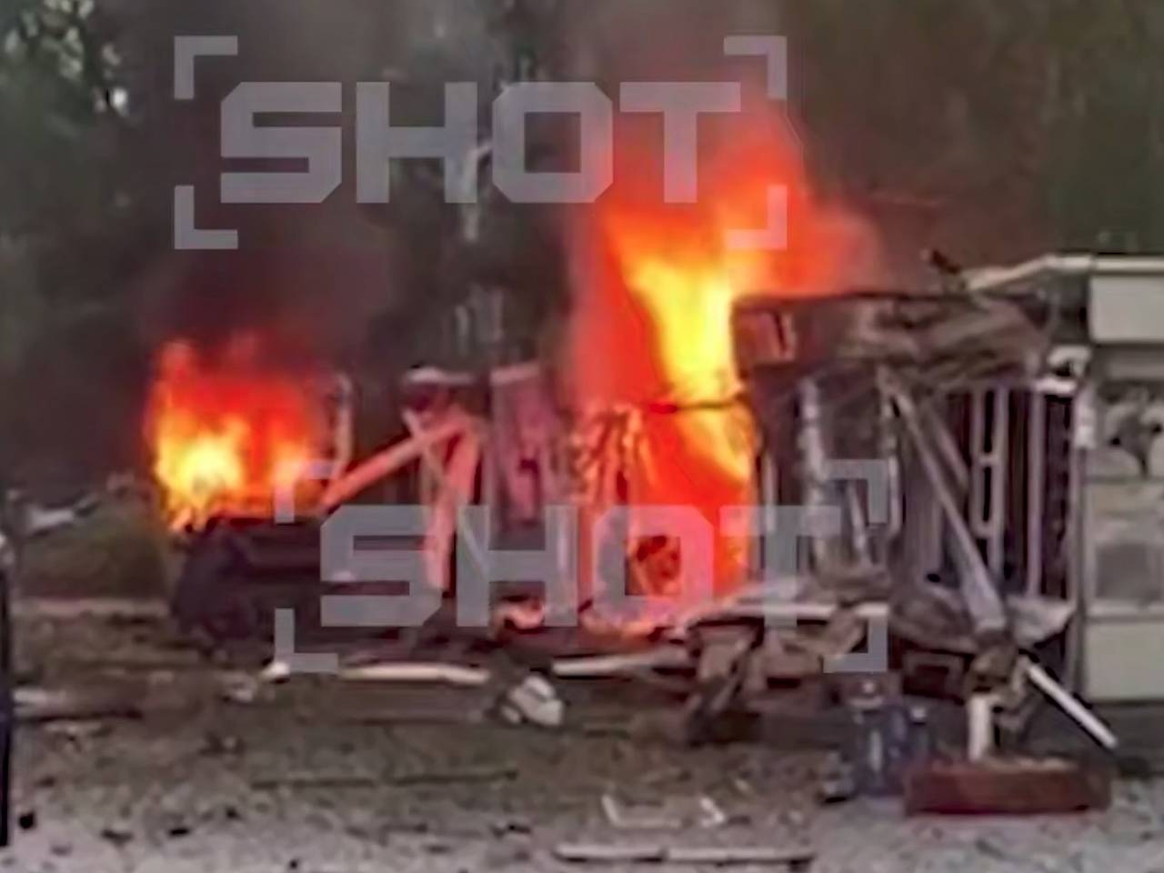 Горящие машины после атаки дронов ВСУ на Воронеж сняли на видео Горящие машины после атаки дронов ВСУ на Воронеж сняли на видео