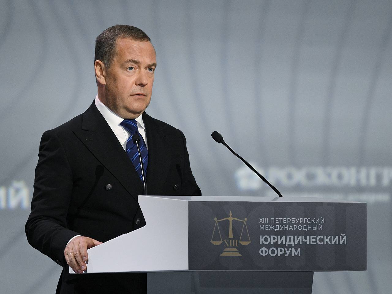 Медведев назвал два пути для Украины