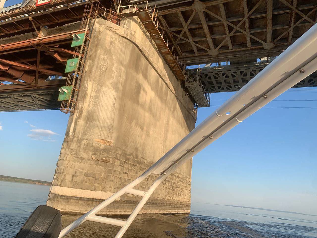 В российском городе теплоход врезался в опору моста