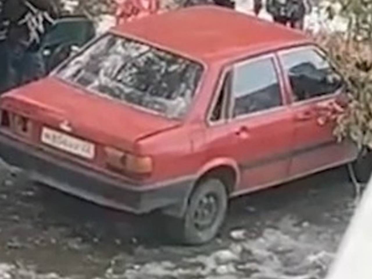 Толпа школьников разгромила припаркованные машины в российском городе и попала на видео