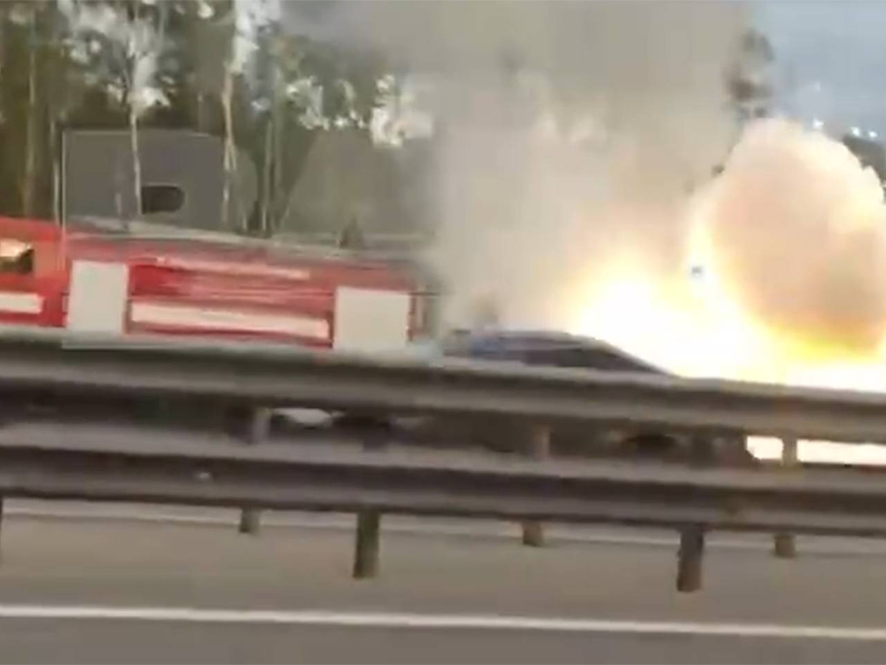 Взрыв суперкара за 20 миллионов рублей на трассе в Подмосковье попал на видео