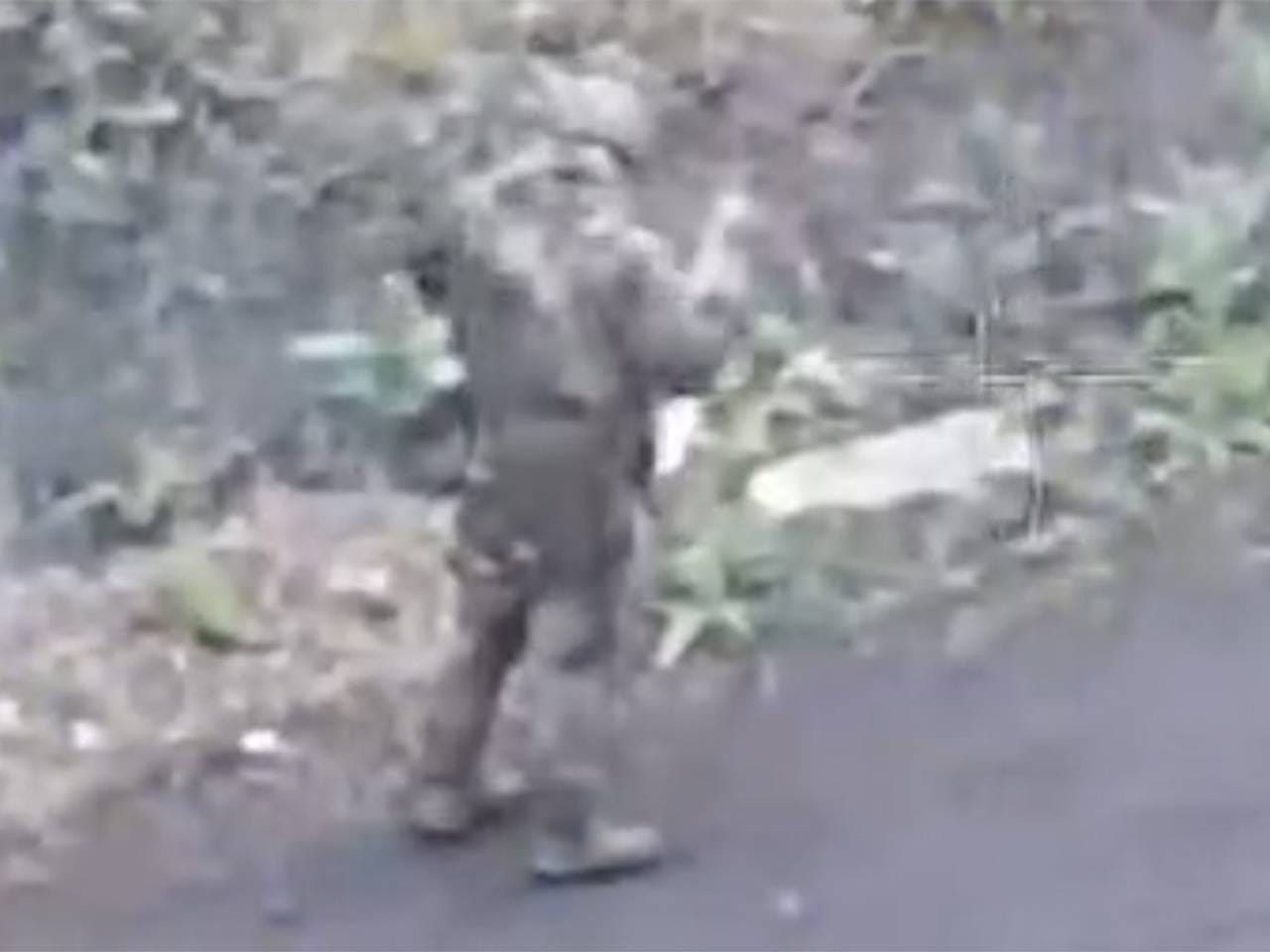 Стрельбу бойцов ВСУ по сослуживцу у границы Курской области сняли на видео