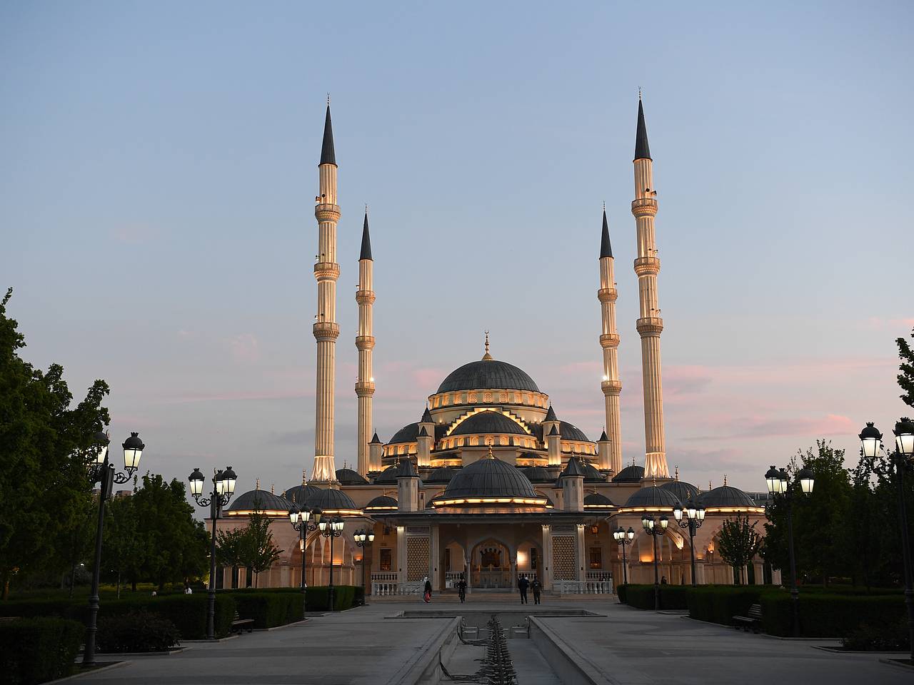 В Грозном начались массовые посадки