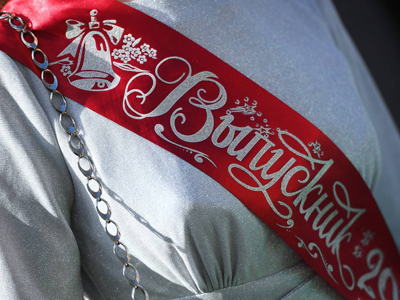 Российские выпускники придумали церемонию передачи школьных туалетов