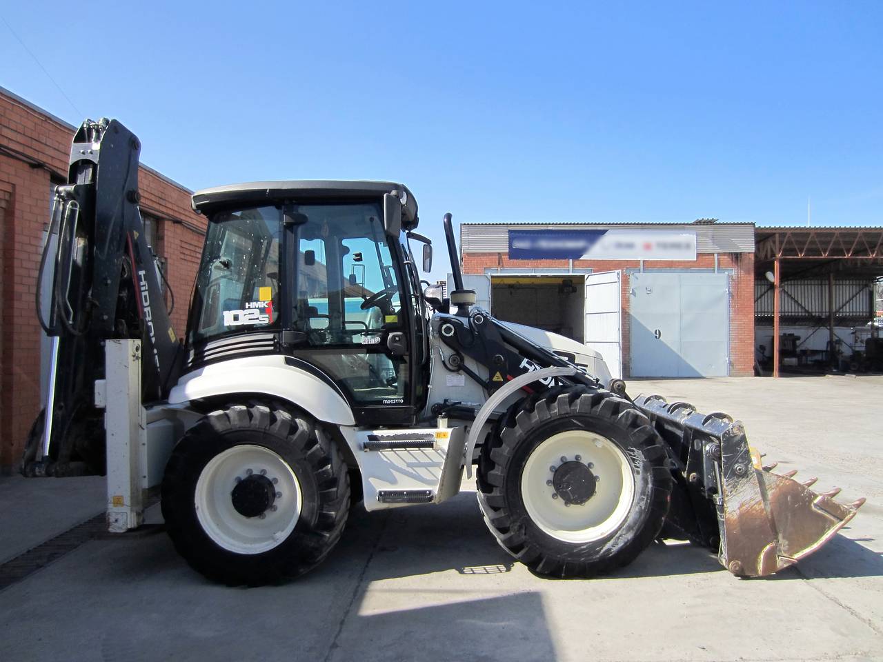 В российском городе водитель экскаватора придавил ковшом собственную дочь