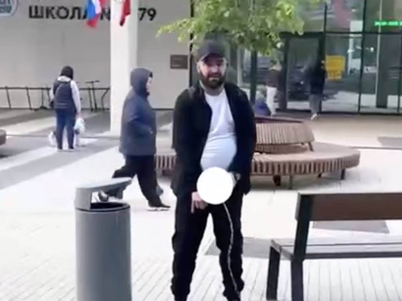 В Москве жители пожаловались в полицию на справляющих нужду возле школы рабочих