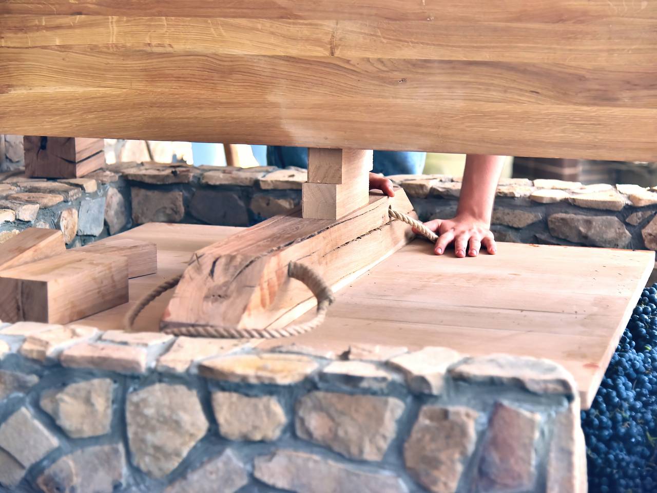 В России заработала уникальная античная винодельня