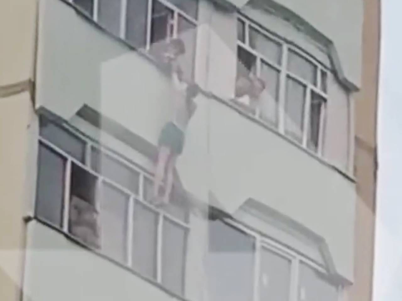 Рабочие из Дагестана спасли повисшую на балконе девушку и попали на видео Рабочие из Дагестана спасли повисшую на балконе девушку и попали на видео