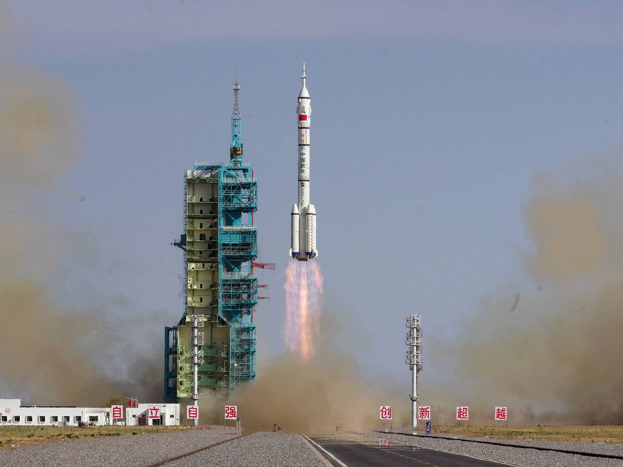 Возвращение китайских космонавтов миссии Шэньчжоу-20 задержано из-за космического мусора Китайские космонавты на орбите: задержка возвращения из-за космического мусора