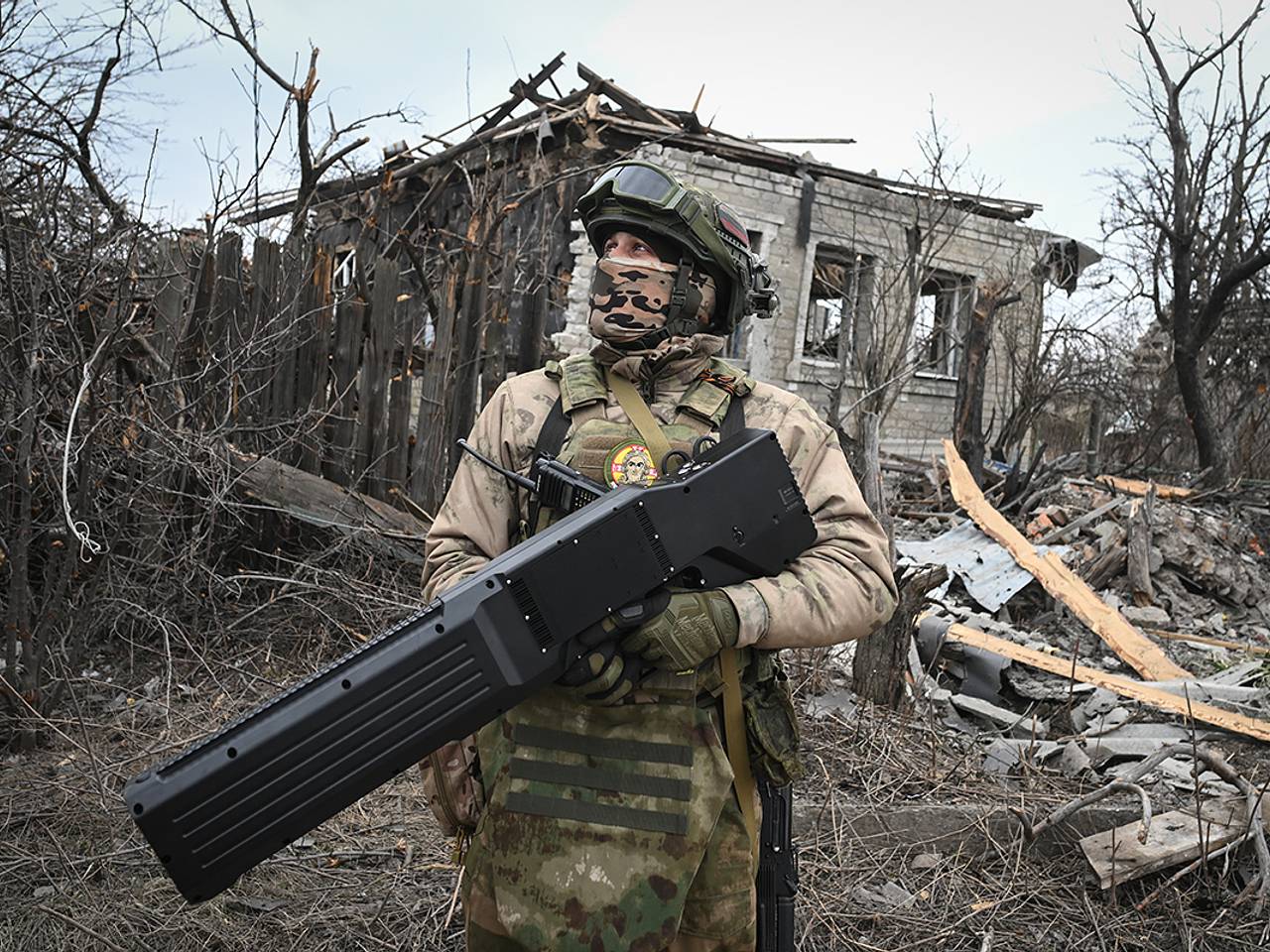 Взрыв сбитого дрона ВСУ ранил мирного жителя в российском городе
