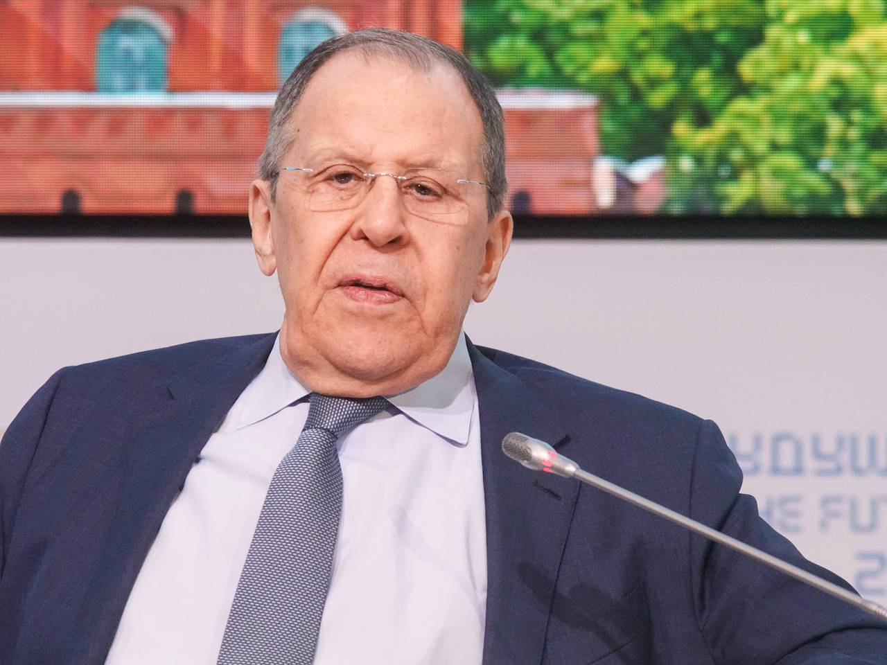 Лавров: ЕС и НАТО пытаются переписать историю Второй мировой Лавров: ЕС и НАТО пытаются переписать историю Второй мировой