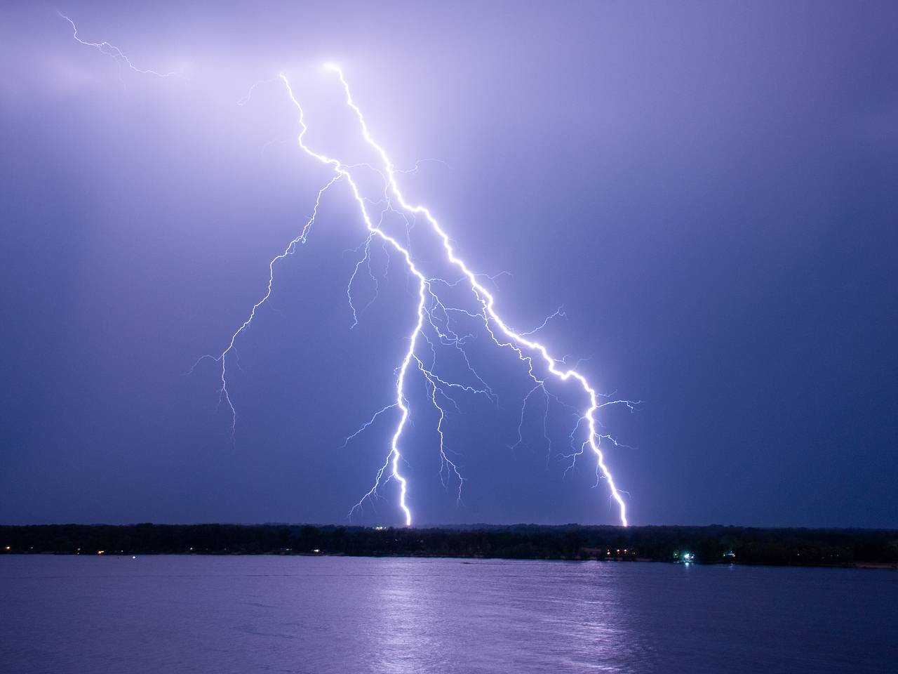 Россияне остались без света из-за удара молнии