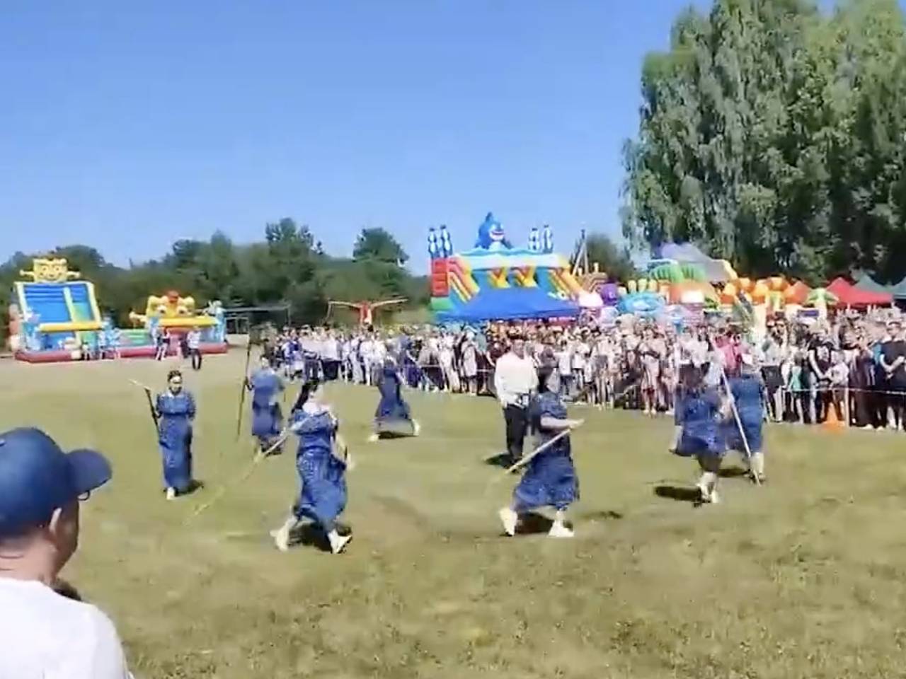 Россияне с радостью покидали коровьи лепешки на фестивале Россияне с радостью покидали коровьи лепешки на фестивале