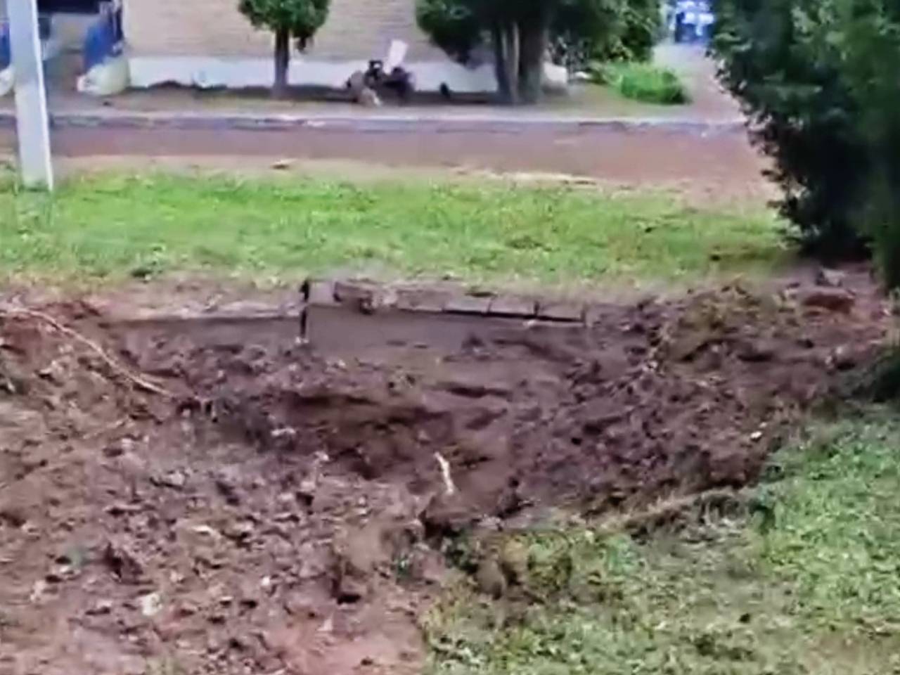 Появились кадры с воронкой на месте падения обломков БПЛА возле детсада в Подмосковье Появились кадры с воронкой на месте падения обломков БПЛА возле детсада в Подмосковье