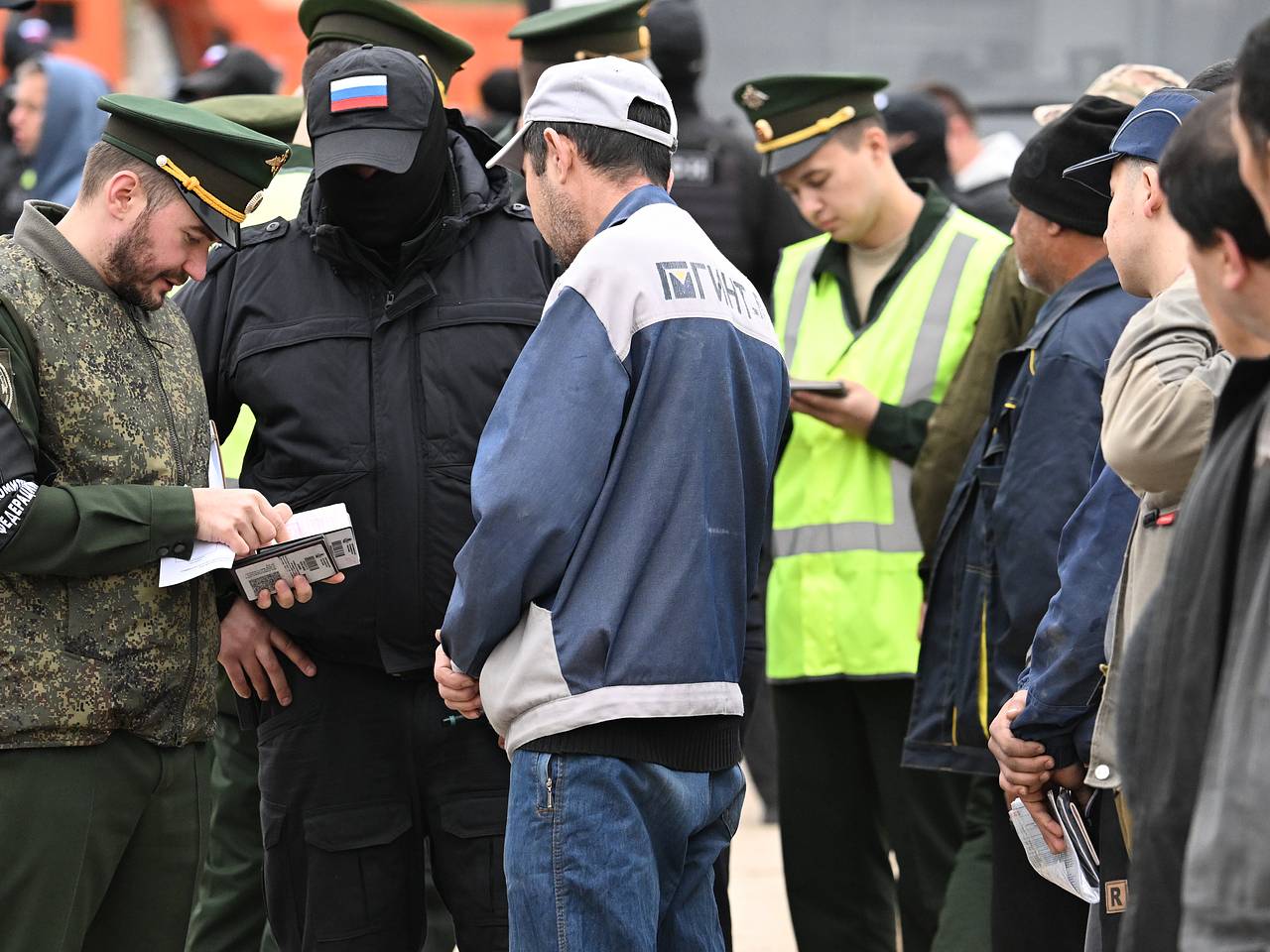 Под Москвой мигранты перекрыли дорогу военному транспорту с грузом для солдат