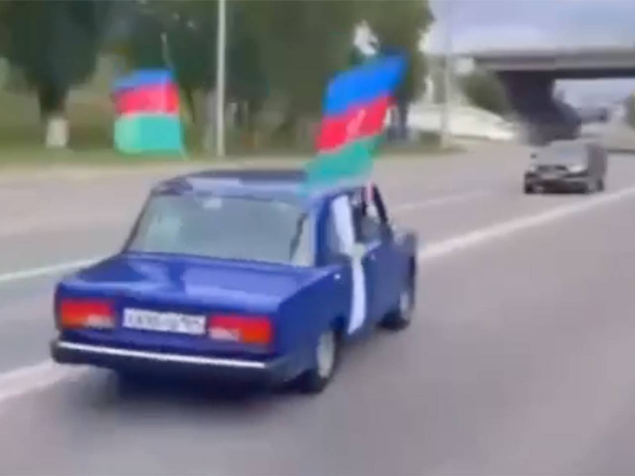 Заезд машин с флагами Азербайджана по российскому городу попал на видео