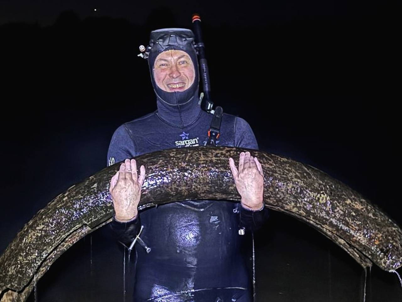 Гигантский бивень мамонта неожиданно «выловили» на рыбалке в России