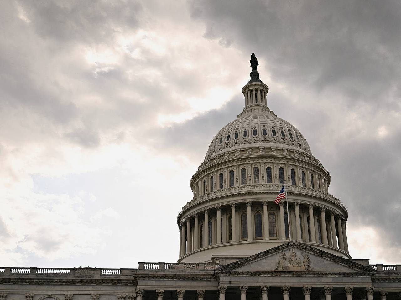 Макрона, Стармера и Мерца заподозрили в стремлении контролировать Трампа