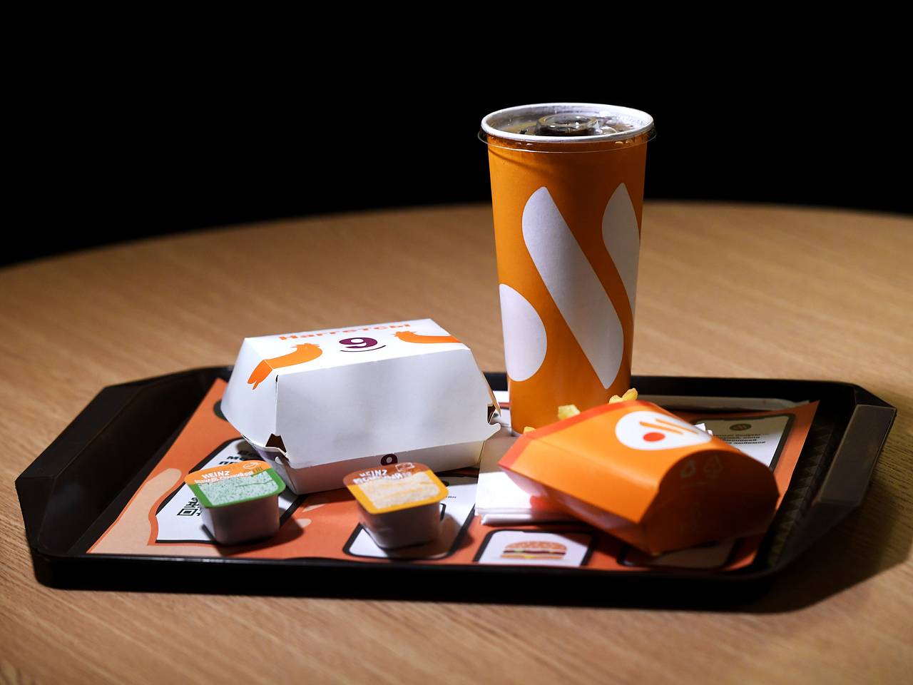 Во «Вкусно — и точка» прокомментировали видео с плюющим в бургер сотрудником