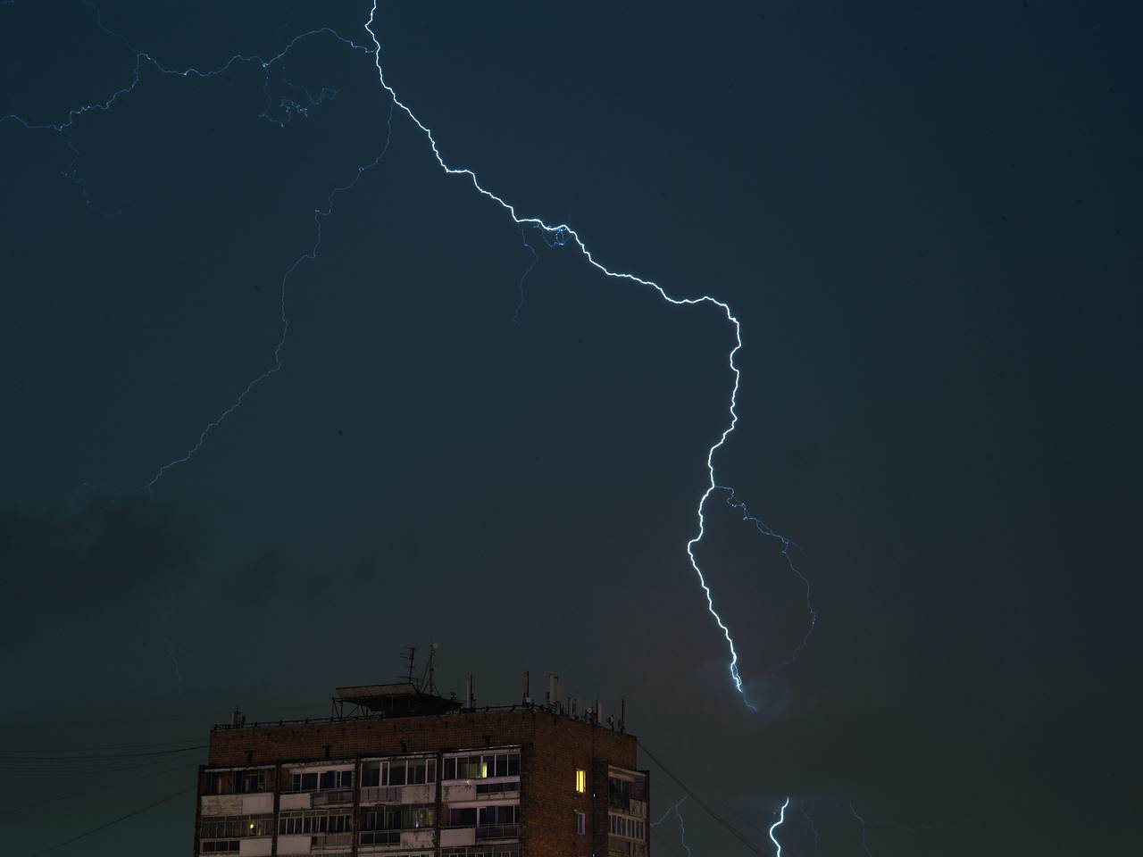 Рекордная молния ударила в небе над российским городом Рекордная молния ударила в небе над российским городом