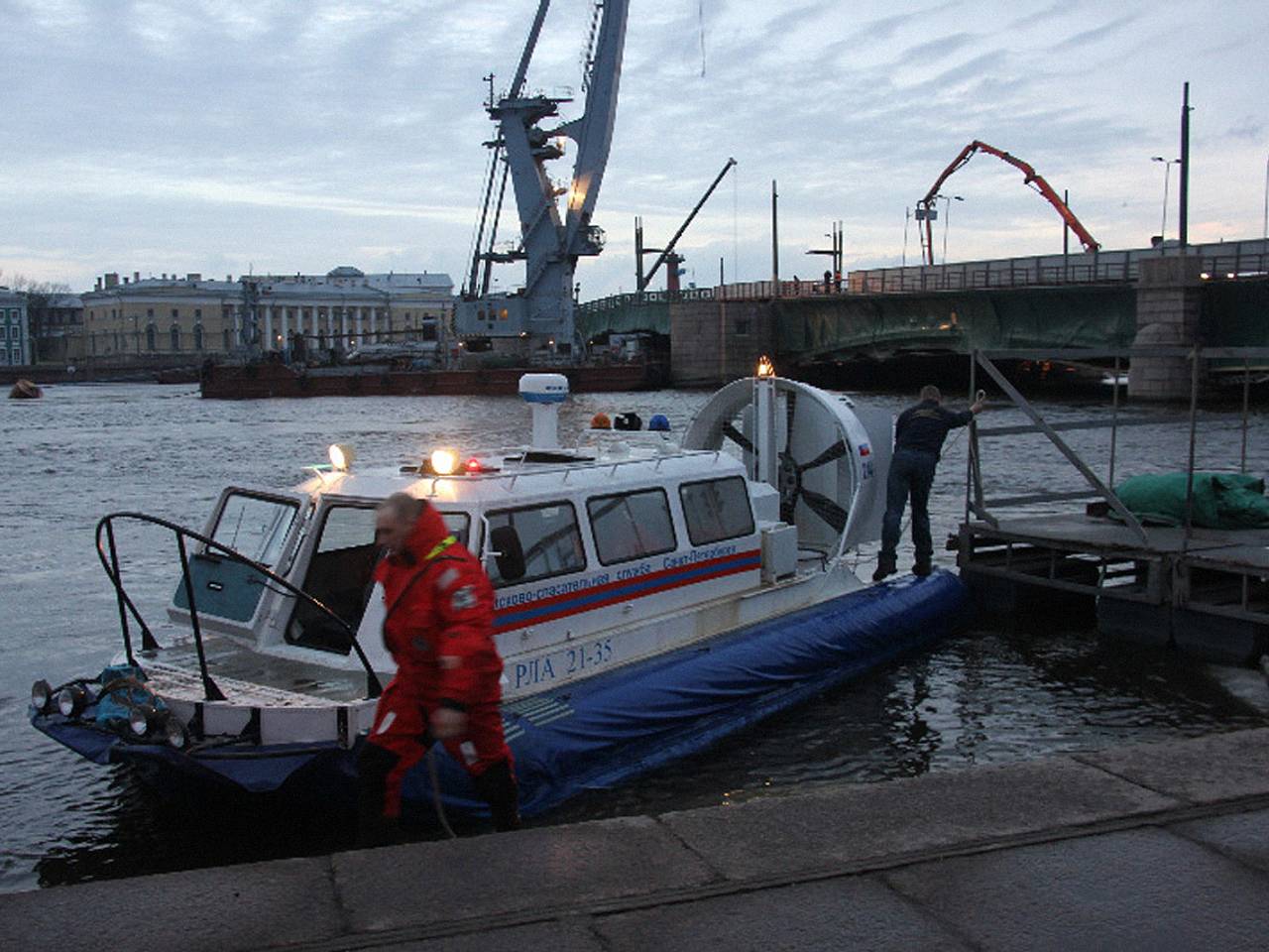 В российском городе одетого утопленника выловили из реки