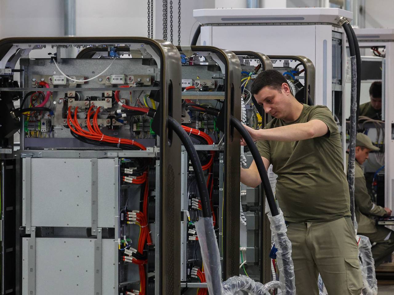 В Госдуме предложили отправлять собирающуюся в фудкортах молодежь на заводы