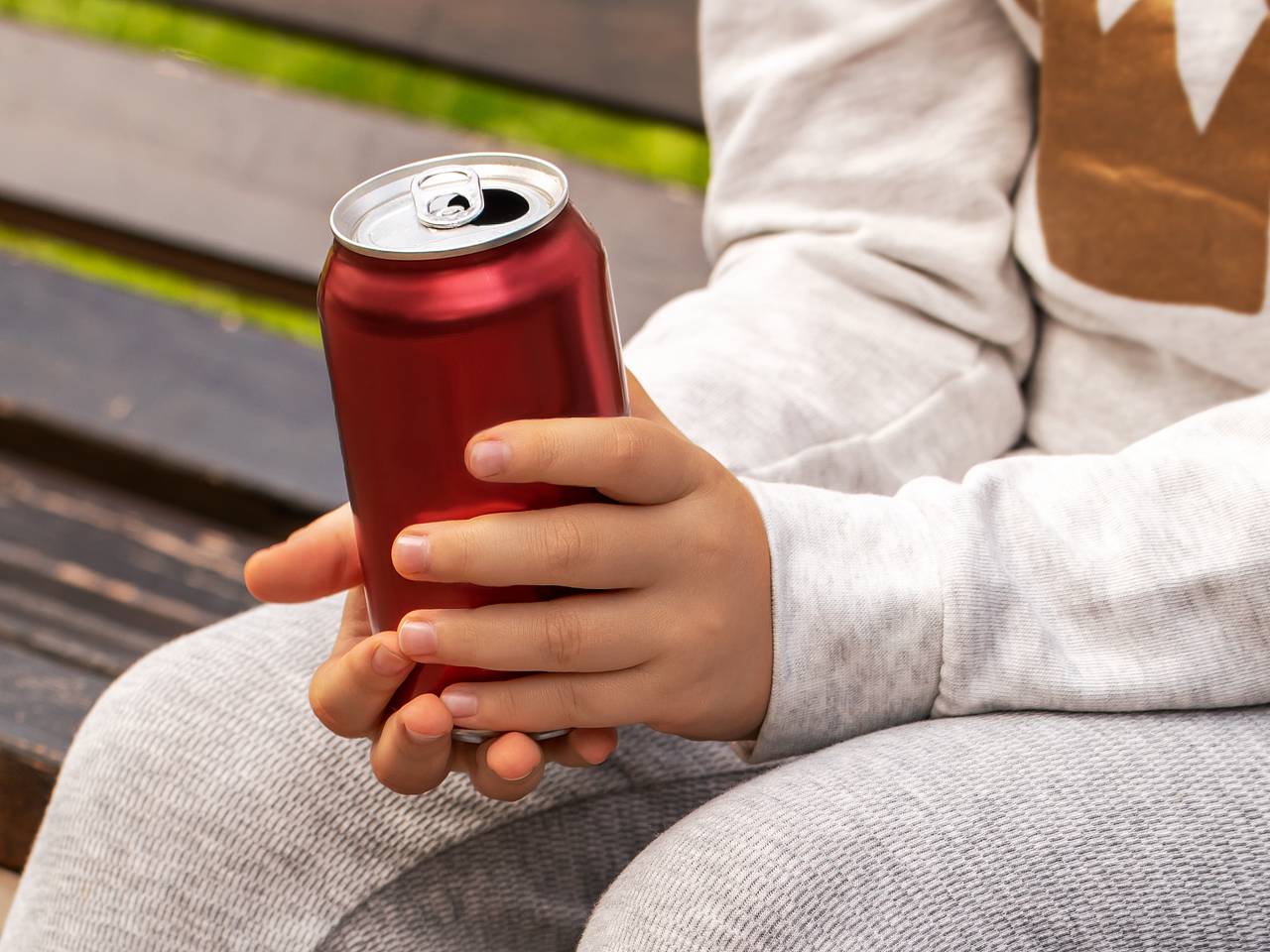 Госдума приняла закон о штрафах за продажу энергетиков детям