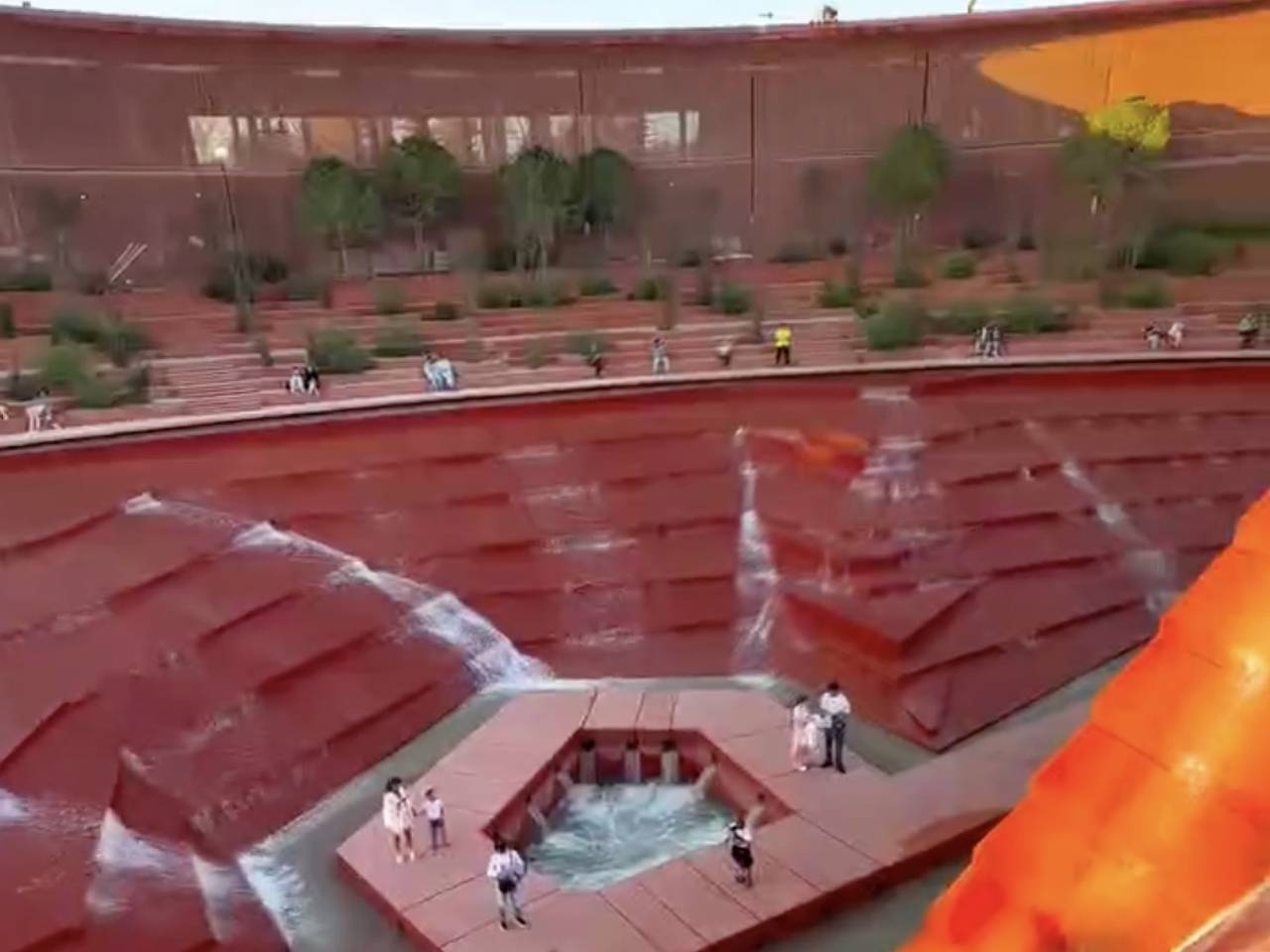 В России открыли амфитеатр с водопадом