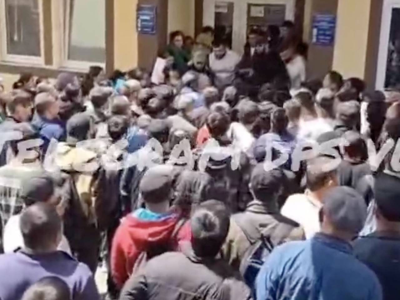 Десятки мигрантов устроили драку в очереди в российском городе и попали на видео Десятки мигрантов устроили драку в очереди в российском городе и попали на видео