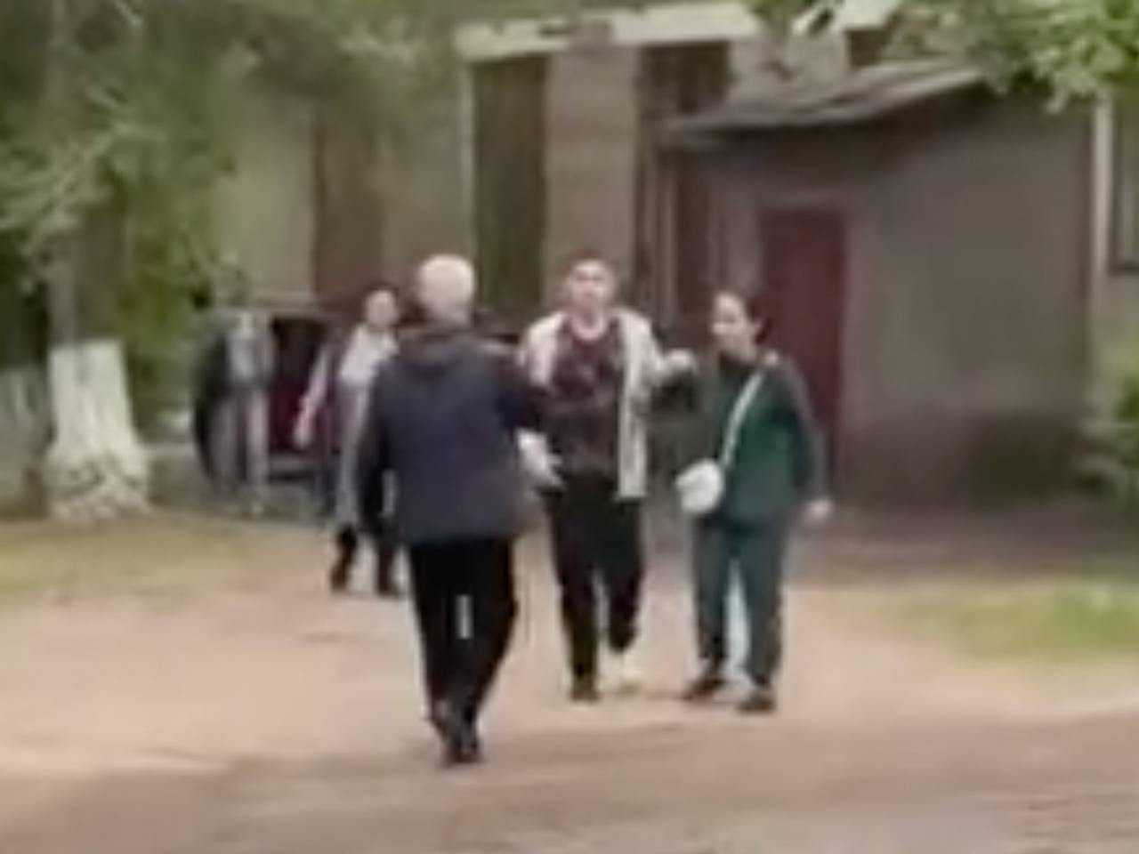 В России охранник больницы не пустил такси к пациенту со сломанной ногой и попал на видео