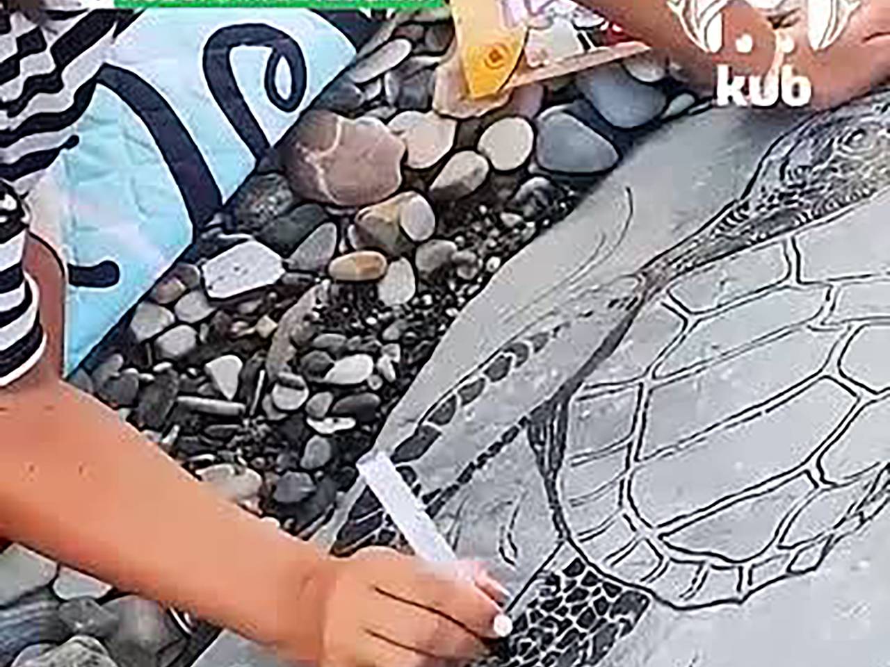 Россиянка нашла необычный способ отучить отдыхающих мусорить на пляже